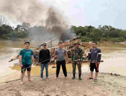 Polsek Cerenti Tertibkan Aktivitas PETI di Sungai Kuantan, 31 Rakit Dimusnahkan