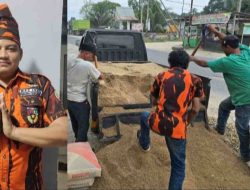 Pemuda Pancasila Inhu Perbaiki Jalan Rusak di Pasir Penyu