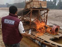 Tindak Lanjut Layanan Kepolisian 110, Polsek Cerenti Tertibkan Dua Rakit PETI di Sungai Kuantan